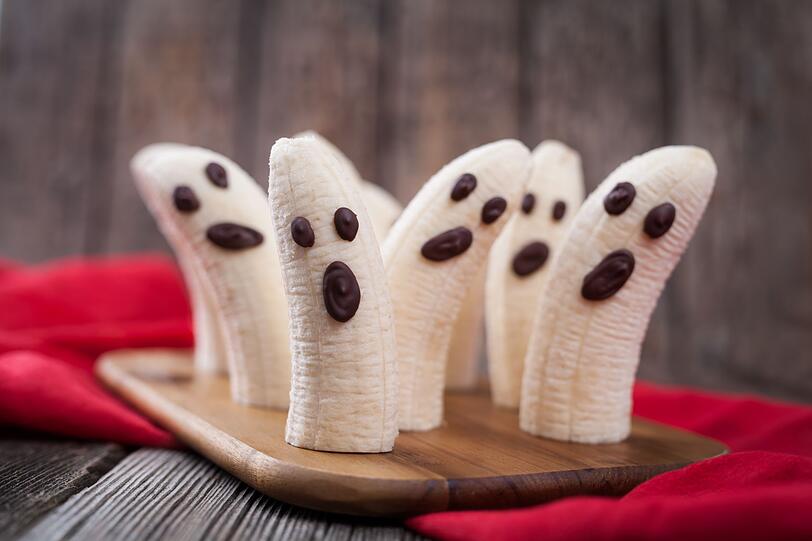 Zum Abschluss der wohl einfachste Snack überhaupt: Für diese gruseligen Gesellen halbieren Sie Bananen und tupfen mit geschmolzener Schokolade Gruselgesichter darauf. Fertig sind die Bananengeister. Zum Abschluss der wohl einfachste Snack überhaupt: Für diese gruseligen Gesellen halbieren Sie Bananen und tupfen mit geschmolzener Schokolade Gruselgesichter darauf. Fertig sind die Bananengeister.