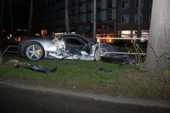 Da fehlt die Tür: Ein Grünwalder hat seinen Ferrari ins Gleisbett der Tram gesetzt.