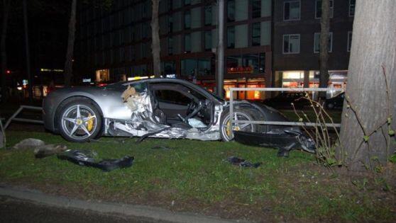 Da fehlt die Tür: Ein Grünwalder hat seinen Ferrari ins Gleisbett der Tram gesetzt. Da fehlt die Tür: Ein Grünwalder hat seinen Ferrari ins Gleisbett der Tram gesetzt.
