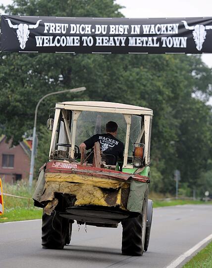 In Wacken wird selbst ein rostiger Traktor zum wilden Metal-Gefährt.