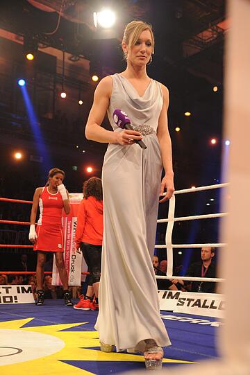 Moderiert wurde "das große SAT.1 Promiboxen" von Kickbox-Weltmeisterin Christine Theiß.