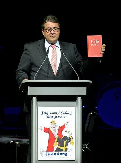 Abschiedsgeschenk: SPD-Chef Sigmar Gabriel präsentiert ein neues Buch mit Udes gesammelten Reden.
