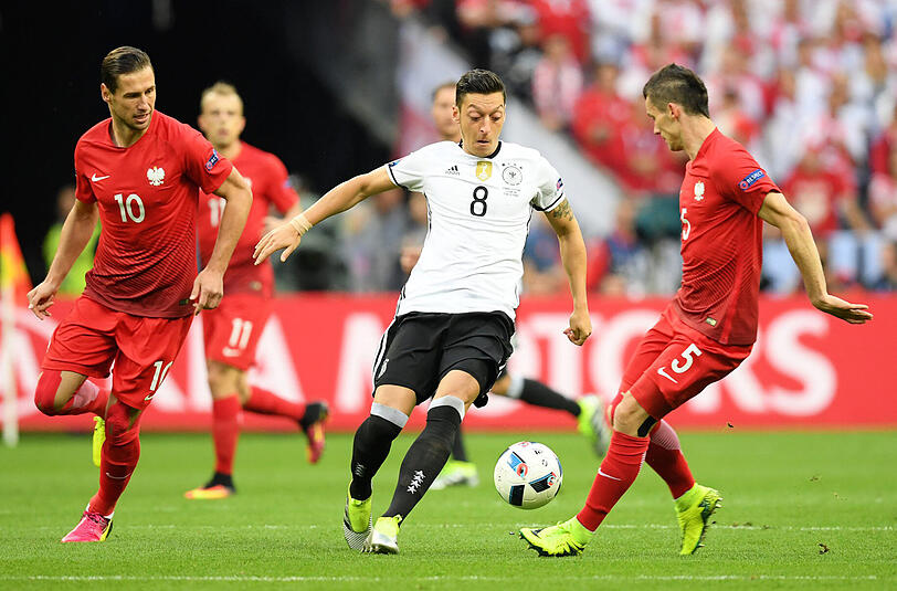 Mesut Özil: Note 4. Kritisiert für seine Rückwärtsbewegung im ersten Spiel, bewies er gestern, dass er auch zulangen kann. Ein taktisches Foul (für Halten) &ndash; sah Gelb (34.). Ziemlich mau im Spiel nach vorne. Vergab aber die beste deutsche Torchance (68.).