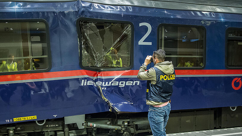 In Salzburg sind am frühen Freitagmorgen zwei Züge zusammengestoßen. Die Bilder vom Zugunglück.