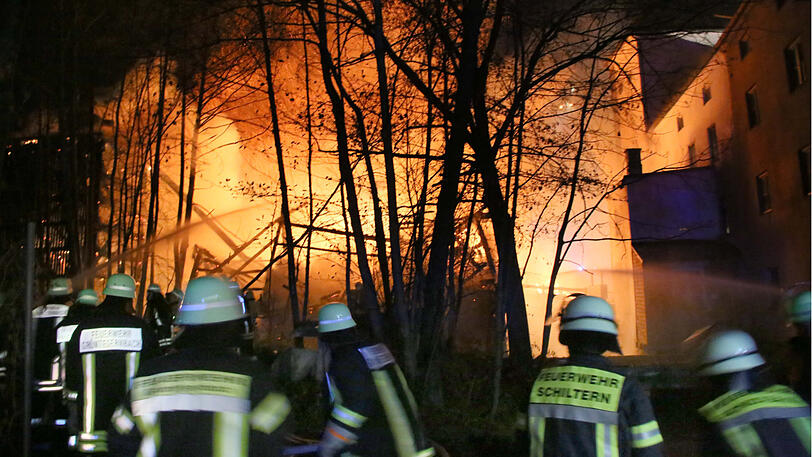 Das Sägewerk brannte komplett ab, verletzt wurde niemand, die Brandursache ist allerdings noch unklar. Die Bilder vom Feuerwehreinsatz in Dorfen.