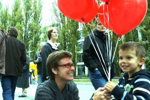 Isabell Zacharias, hier beim verteilen von Luftballons auf dem Corso Leopold, ist Mitglied der SPD.