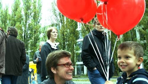 Isabell Zacharias, hier beim verteilen von Luftballons auf dem Corso Leopold, ist Mitglied der SPD. Isabell Zacharias, hier beim verteilen von Luftballons auf dem Corso Leopold, ist Mitglied der SPD.