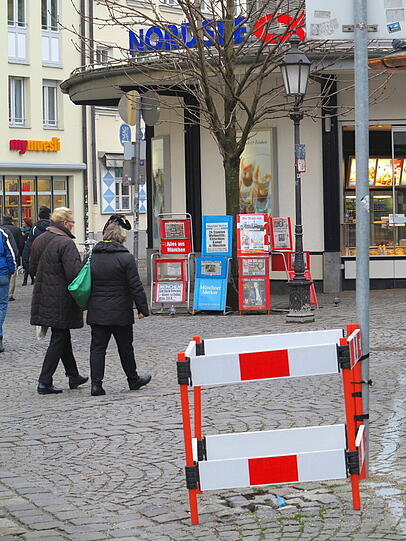 Das Steinpflaster ist lose. Was fehlt hier?