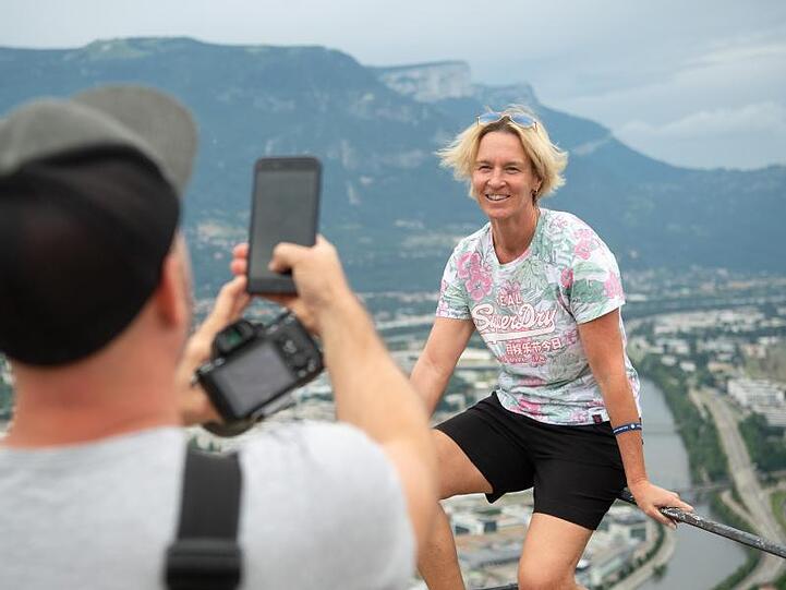 Bundestrainerin Martina Voss-Tecklenburg bei einer Tour durch Grenoble.