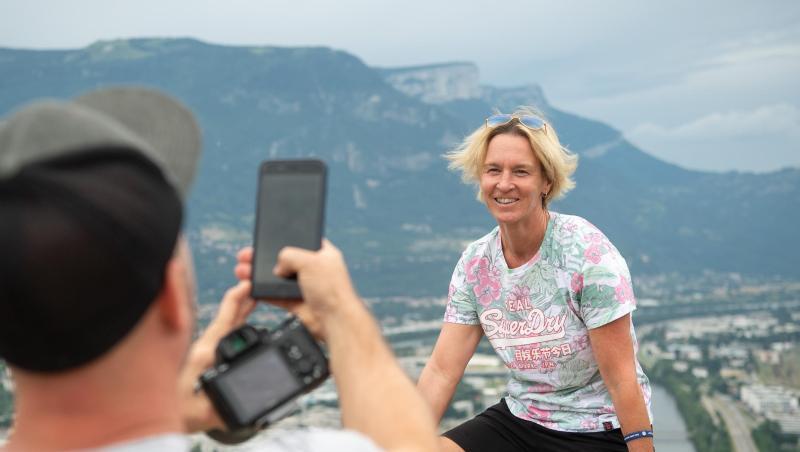 Bundestrainerin Martina Voss-Tecklenburg bei einer Tour durch Grenoble. Bundestrainerin Martina Voss-Tecklenburg bei einer Tour durch Grenoble.
