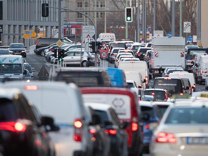 Dicht an dicht stehen Fahrzeuge auf der Gertraudenstraße in Berlin-Mitte.