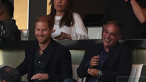 Prinz Harry (l.) hat Spaß beim Fußball.