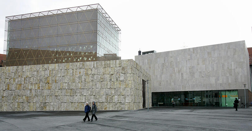 Das Jüdische Museum (rechts) neben der Neuen Synagoge in München.