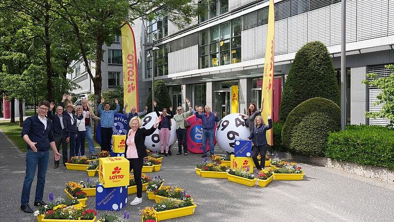 AZ-Leser mit Imker Dr. Brandl und Verena Ober von der Staatlichen Lotterie- und Spielbankverwaltung bei der Übergabe der Gewinne.