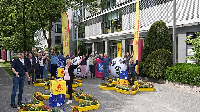 AZ-Leser mit Imker Dr. Brandl und Verena Ober von der Staatlichen Lotterie- und Spielbankverwaltung bei der Übergabe der Gewinne.