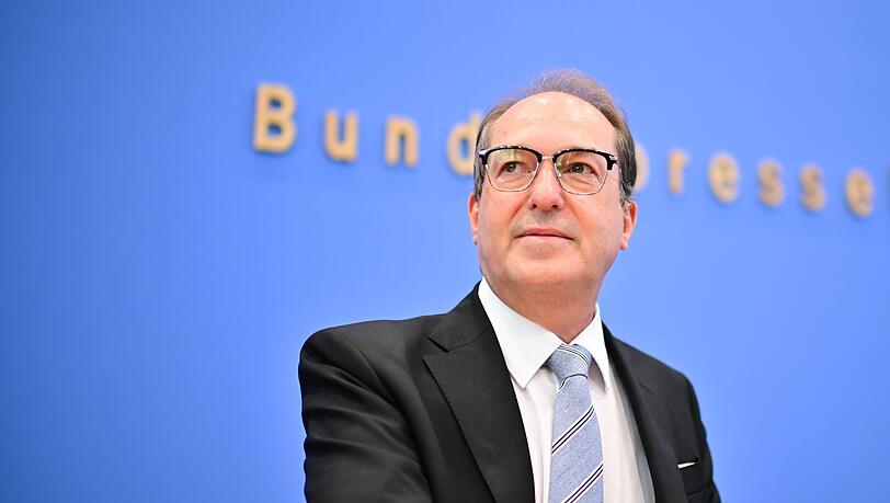 Innenminister Alexander Dobrindt (CSU) kündigte an, dass die im Koalitionsvertrag mit der SPD vereinbarte dreimonatige Speicherung von IP-Adressen zügig umgesetzt wird.