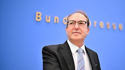 Innenminister Alexander Dobrindt (CSU) kündigte an, dass die im Koalitionsvertrag mit der SPD vereinbarte dreimonatige Speicherung von IP-Adressen zügig umgesetzt wird.