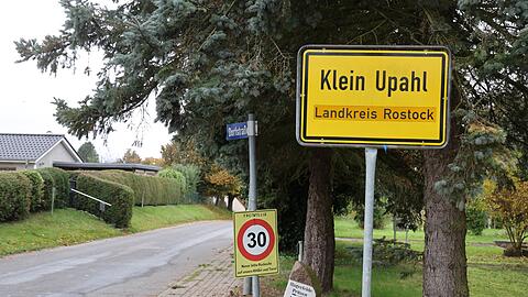 Nach umfangreicher Präsenz ist die Polizei inzwischen aus Klein Upahl abgezogen.
