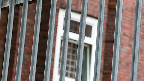 Ein Zaun und vergitterte Fenster - trotzdem gelang einem H&auml;ftling die Flucht.