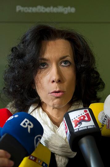 Oberstaatsanwältin Andrea Titz unterrichtet am Montag im Landgericht München während des Krailling-Prozesses die Medien über den Stand der Zeugenaussage der Mutter der beiden getöteten Maedchen. Die Mutter hatte am selben Tag unter Auschluss der Öffentlichkeit ausgesagt.