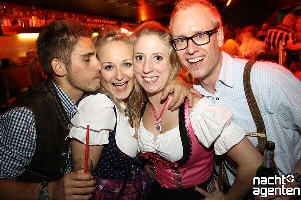 In der Milchbar ist das Motto "toboggan bei flying tuesday". Mehr Bilder gibt's auf www.nachtagenten.de