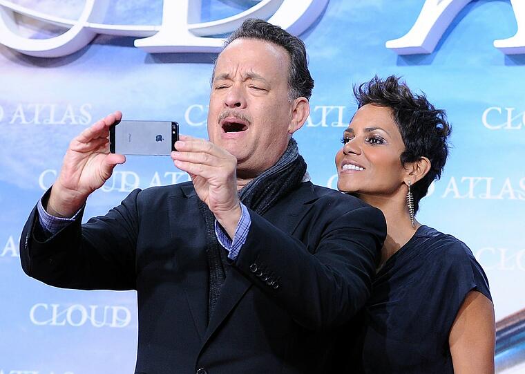 Die US-amerikanischen Schauspieler Tom Hanks und Halle Berry.