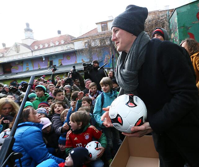 Fußballer Bastian Schweinsteiger, Ex-Profi Mehmet Scholl, Basketballer Steffen Hamann und Sänger Peter Brugger haben sich an einem freien Nachmittag trotz Kälte am Bolzplatz an der Glockenbachwerkstatt getroffen. Der soll nämlich abgerissen werden - wogegen die Promis mit den Kindern protestieren. Die Bilder