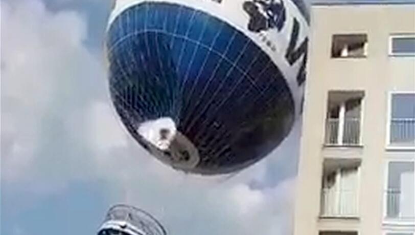 Der Aussichtsballon geriet in heftige Turbulenzen und driftete durch die Luft. Der Aussichtsballon geriet in heftige Turbulenzen und driftete durch die Luft.
