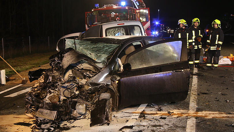Insgesamt fünf Fahrzeuge waren in den schweren Verkehrsunfall auf der B20 zwischen Burghausen und Marktl im Landkreis Altötting verwickelt.