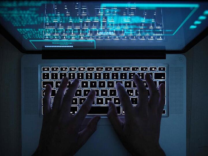 Eine Person tippt auf einem Laptop. Foto: Silas Stein/dpa/dpa-tmn/Symbolbild