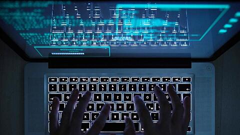 Eine Person tippt auf einem Laptop. Foto: Silas Stein/dpa/dpa-tmn/Symbolbild