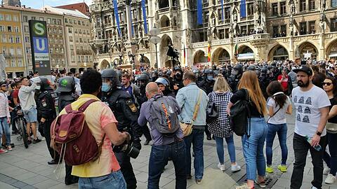 Der Mindestabstand wurde nicht eingehalten. Die Polizei versuchte es mit Lautsprecher-Ansagen.