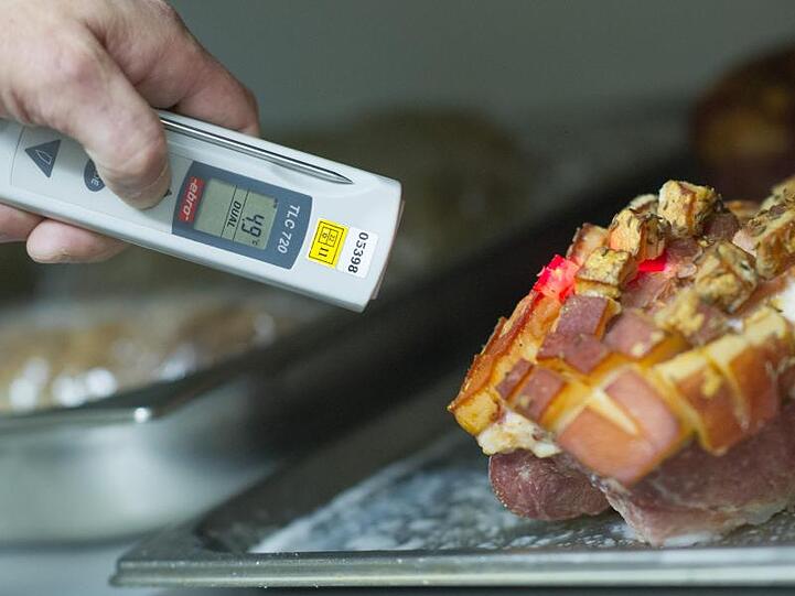 Laut der Verbraucherorganisation Foodwatch fällt etwa jede dritte vorgeschriebene Lebensmittelkontrolle in Deutschland aus.