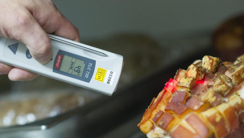 Laut der Verbraucherorganisation Foodwatch fällt etwa jede dritte vorgeschriebene Lebensmittelkontrolle in Deutschland aus. Laut der Verbraucherorganisation Foodwatch fällt etwa jede dritte vorgeschriebene Lebensmittelkontrolle in Deutschland aus.