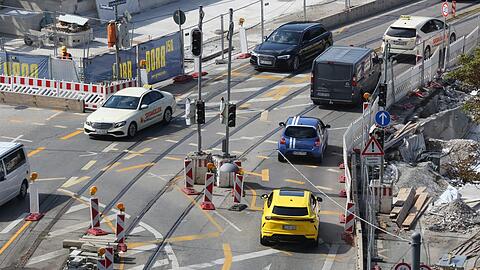 Das Baustellen-Chaos unten auf der Ludwigsbrücke. (Archiv)