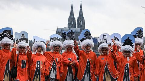 Lehrerinnen stellen sich in Köln zum "Schull- un Veedelszöch" auf.