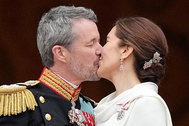 Der Kuss auf dem Balkon von Schloss Christiansborg: Dänemarks neuer König Frederik X. und Königin Mary. Der Kuss auf dem Balkon von Schloss Christiansborg: Dänemarks neuer König Frederik X. und Königin Mary.