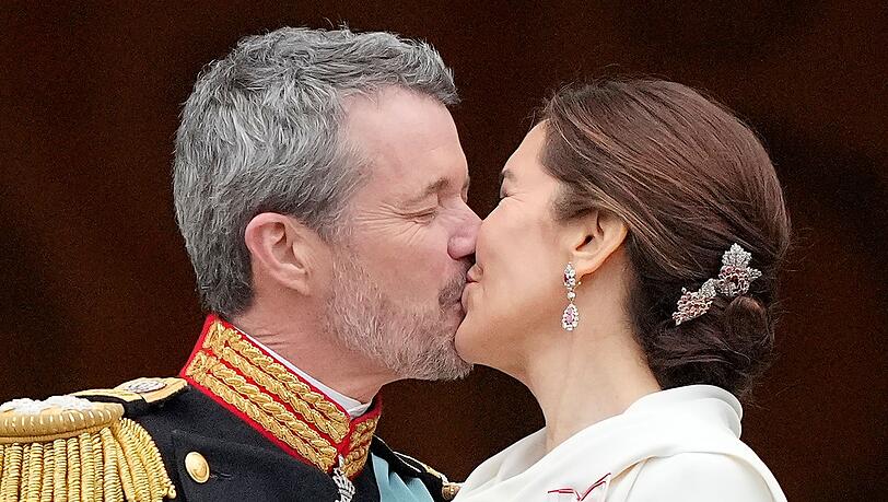 Der Kuss auf dem Balkon von Schloss Christiansborg: Dänemarks neuer König Frederik X. und Königin Mary. Der Kuss auf dem Balkon von Schloss Christiansborg: Dänemarks neuer König Frederik X. und Königin Mary.