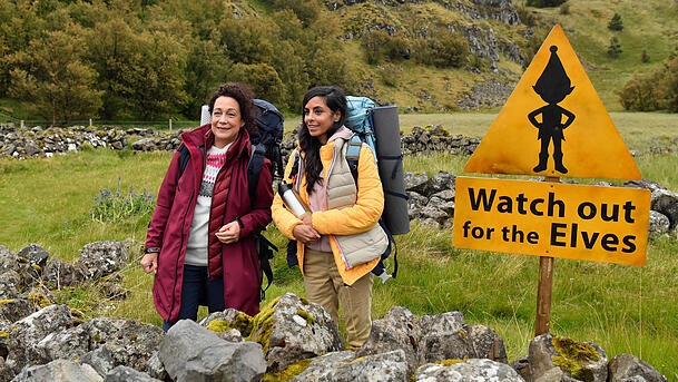 "Hanna Liebhold" (gespielt von Barbara Wussow) und "Dr. Jessica Delgado" (Collien Fernandes) in einer Szene des "ZDF-Traumschiffs" auf Island. "Hanna Liebhold" (gespielt von Barbara Wussow) und "Dr. Jessica Delgado" (Collien Fernandes) in einer Szene des "ZDF-Traumschiffs" auf Island.