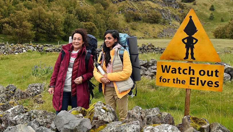 "Hanna Liebhold" (gespielt von Barbara Wussow) und "Dr. Jessica Delgado" (Collien Fernandes) in einer Szene des "ZDF-Traumschiffs" auf Island.