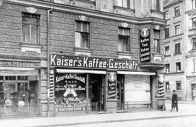 1910: Ein Kaiser&rsquo;s Kaffeegesch&auml;ft an der Schellingstra&szlig;e, Ecke T&uuml;rkenstra&szlig;e. Sp&auml;ter hat die Supermarkt-Gruppe Tengelmann Kaiser&rsquo;s &uuml;bernommen.