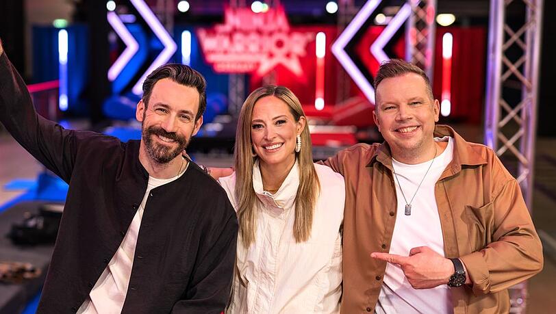 Jan K&ouml;ppen (l.) moderiert "Ninja Warrior Germany" jetzt gemeinsam mit Anna Fleischhauer und Wolff Fuss.