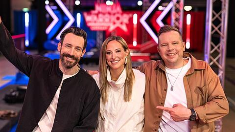 Jan K&ouml;ppen (l.) moderiert "Ninja Warrior Germany" jetzt gemeinsam mit Anna Fleischhauer und Wolff Fuss.