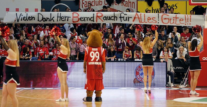 Cheerleader, Maskottchen und Bayern-Fans feiern Bernd Rauch.