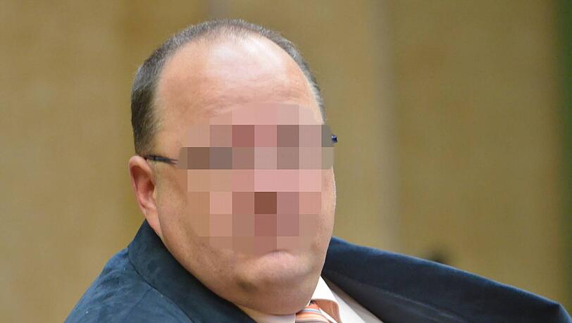 Martin P. (46) gesteht vor dem Münchner Amtsgericht die sexuellen Übergriffe auf eine Patientin (21). Er kommt mit einer Bewährungsstrafe davon. Martin P. (46) gesteht vor dem Münchner Amtsgericht die sexuellen Übergriffe auf eine Patientin (21). Er kommt mit einer Bewährungsstrafe davon.