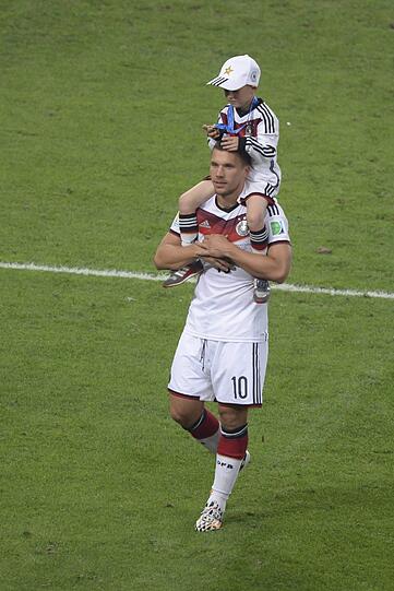 Jetzt ist der Papa Weltmeister: Lukas Podolski mit seinem Sohn.