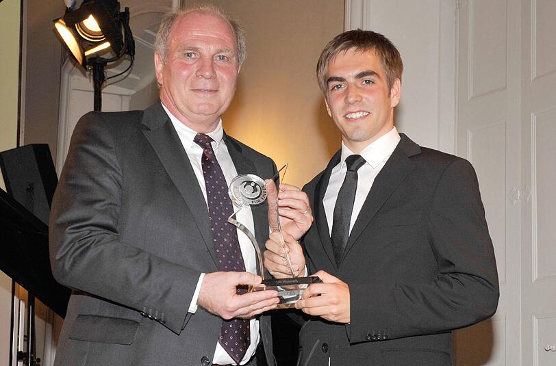 Ein Bild aus alten Zeiten: Uli Hoeneß (l) und Philipp Lahm bei der Preisverleihung "Bündnis für Kinder" 2010.