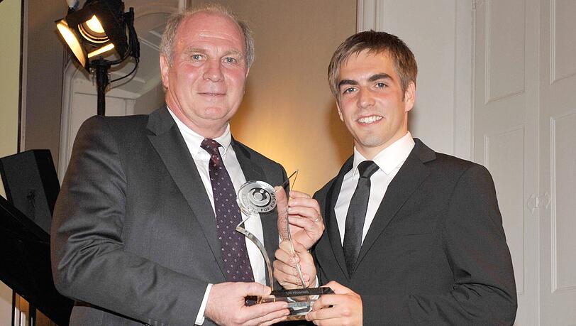 Ein Bild aus alten Zeiten: Uli Hoeneß (l) und Philipp Lahm bei der Preisverleihung "Bündnis für Kinder" 2010. Ein Bild aus alten Zeiten: Uli Hoeneß (l) und Philipp Lahm bei der Preisverleihung "Bündnis für Kinder" 2010.
