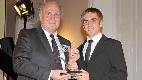 Ein Bild aus alten Zeiten: Uli Hoeneß (l) und Philipp Lahm bei der Preisverleihung "Bündnis für Kinder" 2010.