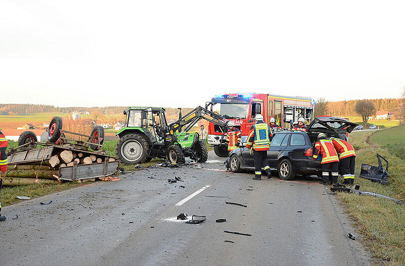 Bilder vom Unfallort bei Bodenkirchen. Ein BMW ist hier frontal mit einem Traktor zusammengestoßen.